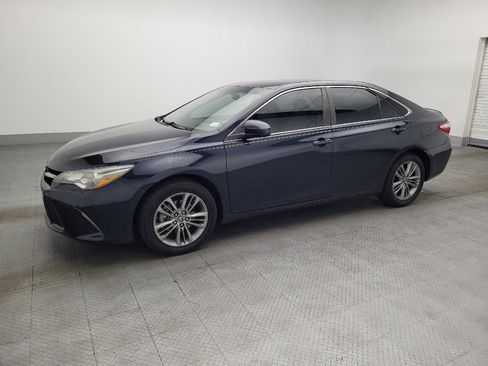Used 2017 Toyota Camry SE image 2