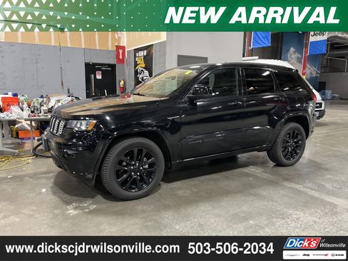 Used 2017 Jeep Grand Cherokee Altitude image 2