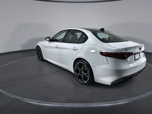 Used 2022 Alfa Romeo Giulia Veloce RWD image 6