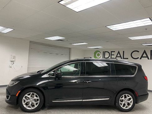 Used 2017 Chrysler Pacifica Touring-L Plus image 8