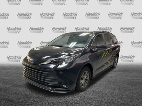 Used 2025 Toyota Sienna XLE FWD image 5