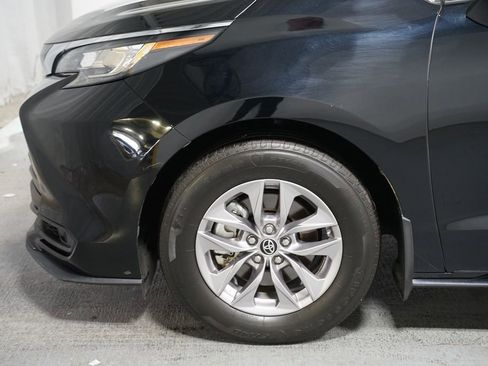 Used 2022 Toyota Sienna LE FWD image 5