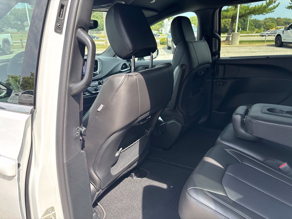 New 2027 Chrysler Pacifica Select FWD image 16