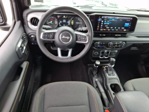 Used 2025 Jeep Wrangler Unlimited Sahara AWD/4WD image 11