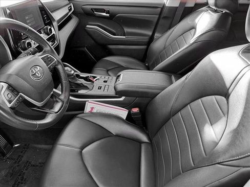 Used 2024 Toyota Highlander XLE image 10