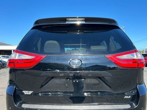 Used 2017 Toyota Sienna XLE image 13