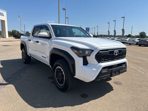 Used 2025 Toyota Tacoma TRD Off-Road image 3