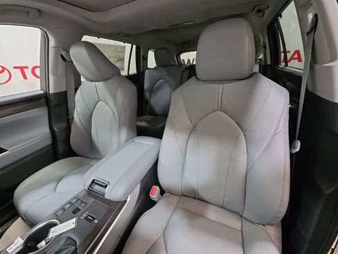 Used 2026 Toyota Highlander Limited image 27