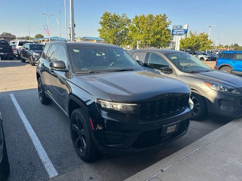 Used 2022 Jeep Grand Cherokee Altitude AWD/4WD image 9