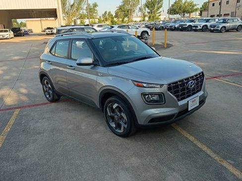 Used 2025 Hyundai Venue SEL FWD image 6