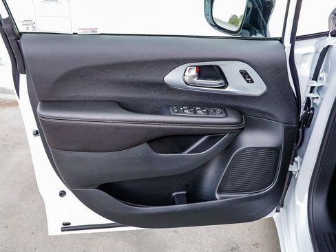 New 2026 Chrysler Pacifica Select FWD image 26