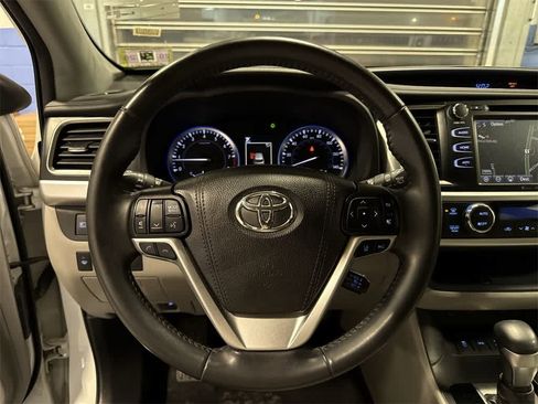 Used 2019 Toyota Highlander XLE image 19
