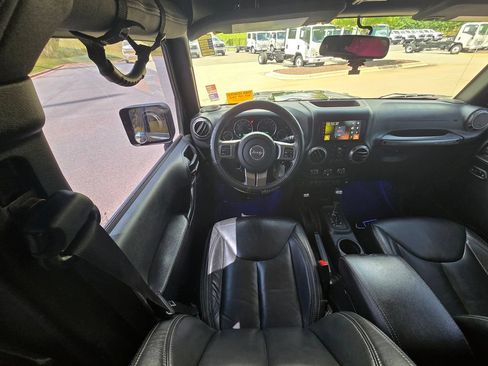 Used 2018 Jeep Wrangler Unlimited Sahara AWD/4WD image 14