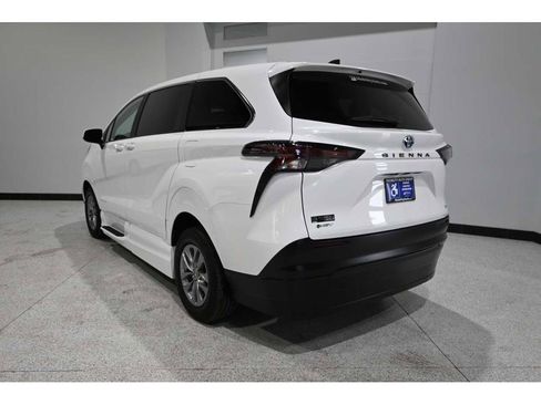 New 2025 Toyota Sienna LE FWD image 8