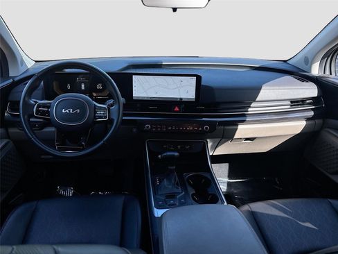 Used 2025 Kia Carnival image 23