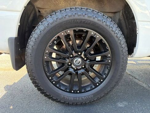 Used 2019 Nissan Titan SV w/ SV Convenience Package AWD/4WD image 9