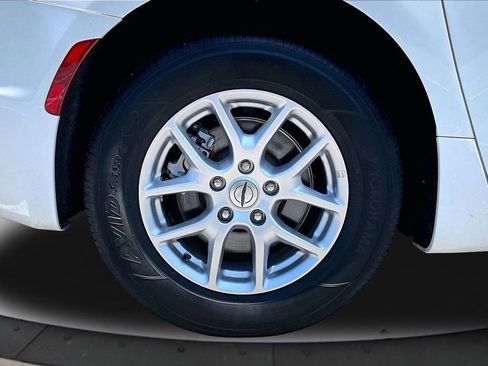 Used 2024 Chrysler Pacifica Touring-L FWD image 36