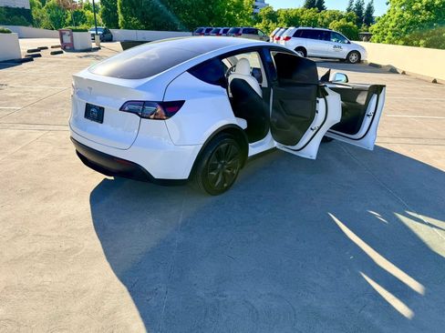 Used 2024 Tesla Model Y 2WD image 44