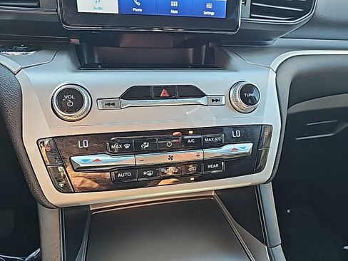 Used 2020 Ford Explorer XLT w/ Comfort Package image 30