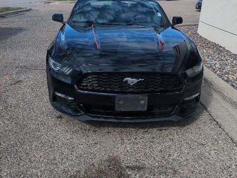 Used 2017 Ford Mustang Coupe image 5