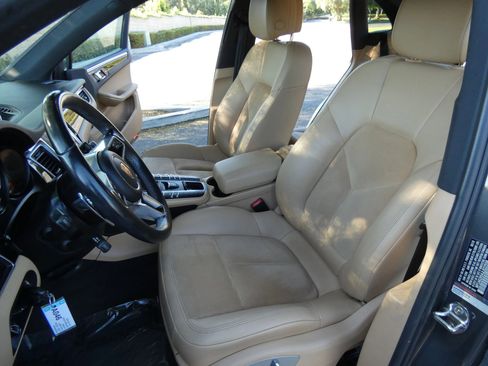 Used 2018 Porsche Macan Sport Edition image 46