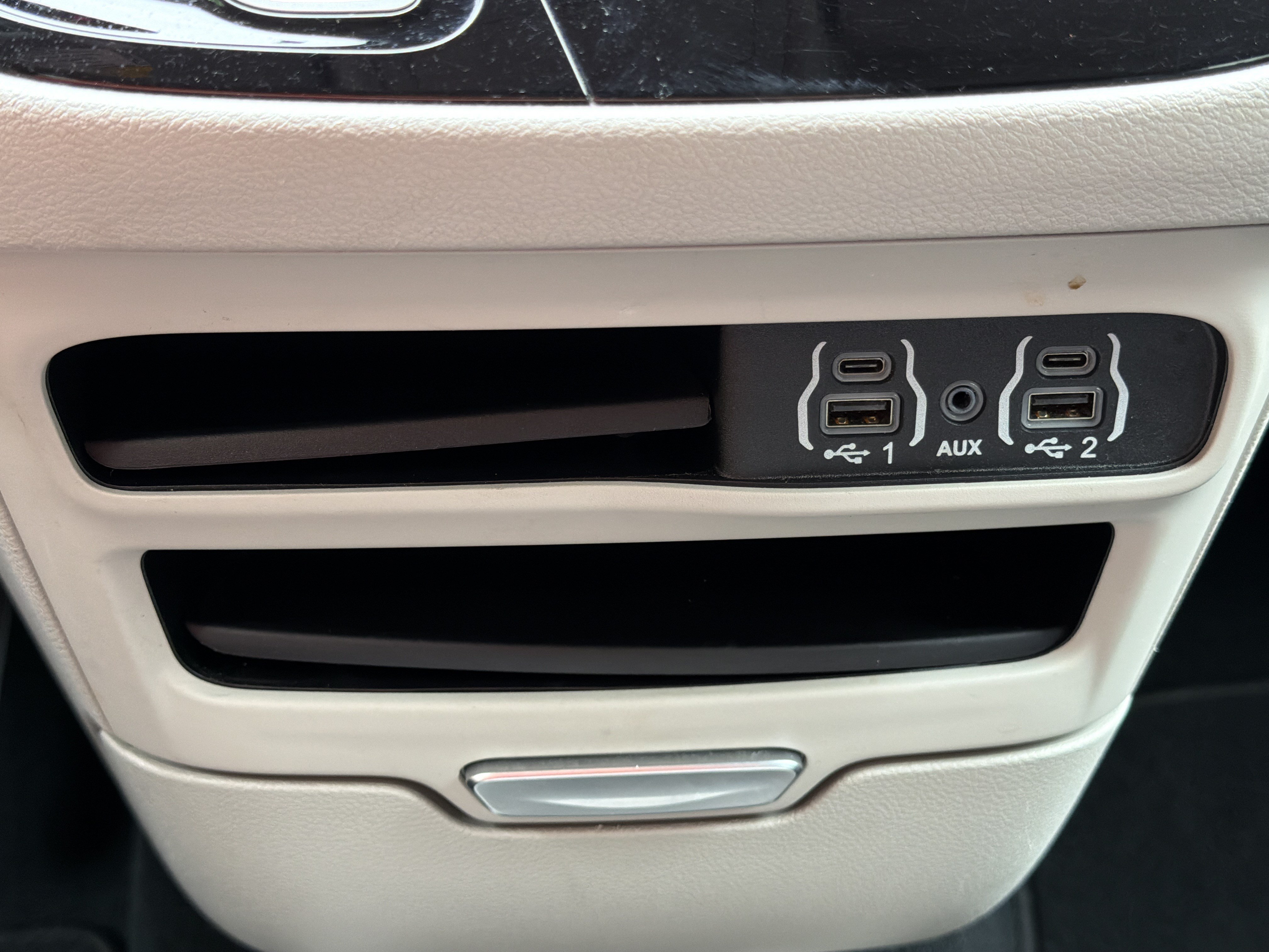 Used 2024 Chrysler Pacifica Touring-L FWD image 8