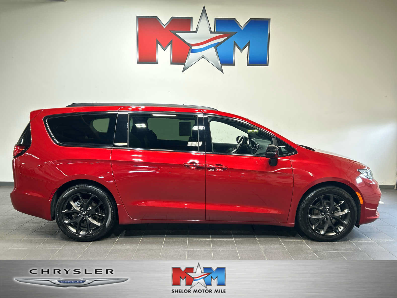 Used 2026 Chrysler Pacifica Limited w/ S Appearance Package FWD image 1