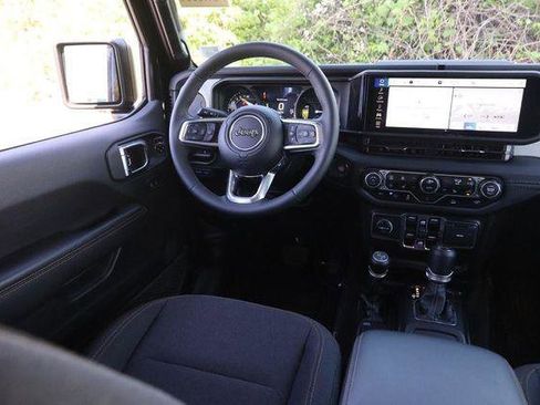 Used 2025 Jeep Wrangler Sahara image 22