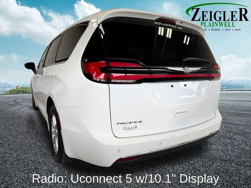 Used 2023 Chrysler Pacifica Touring-L FWD image 4