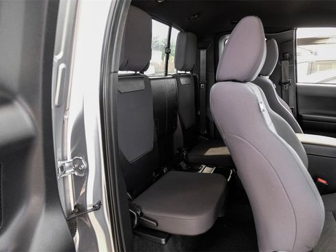 Used 2016 Toyota Tacoma TRD Sport w/ Towing Package image 32