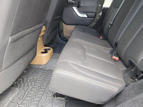 Used 2015 Jeep Wrangler Unlimited Sahara w/ Connectivity Group image 28