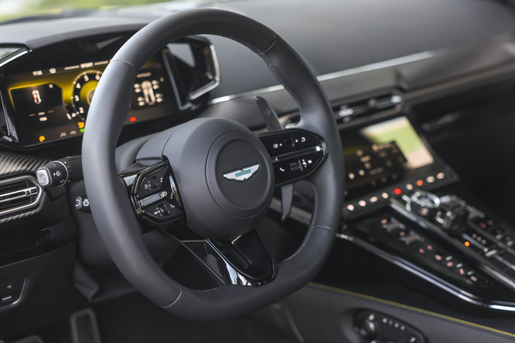 Used 2025 Aston Martin V8 Vantage Coupe RWD image 30
