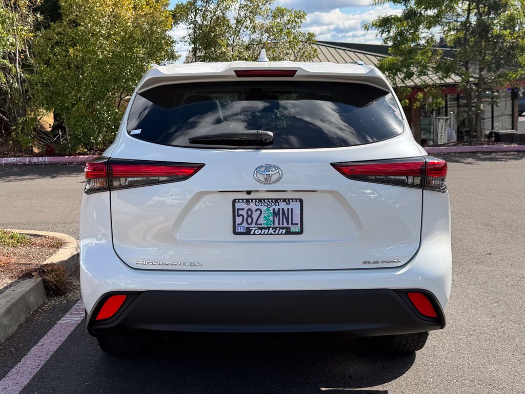Used 2021 Toyota Highlander XLE AWD/4WD image 6