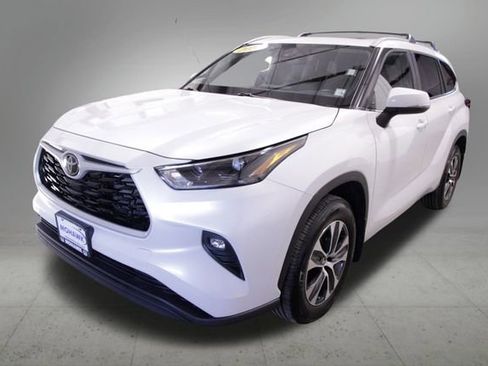 Used 2023 Toyota Highlander XLE image 1