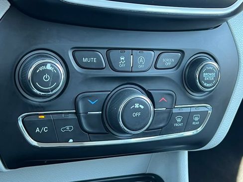Used 2021 Jeep Cherokee Latitude Plus FWD image 25