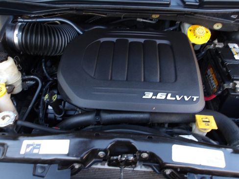 Used 2017 Dodge Grand Caravan SE image 24