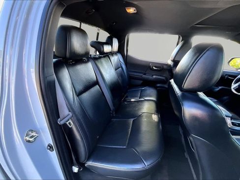 Used 2020 Toyota Tacoma TRD Sport w/ TRD Premium Sport Package AWD/4WD image 20