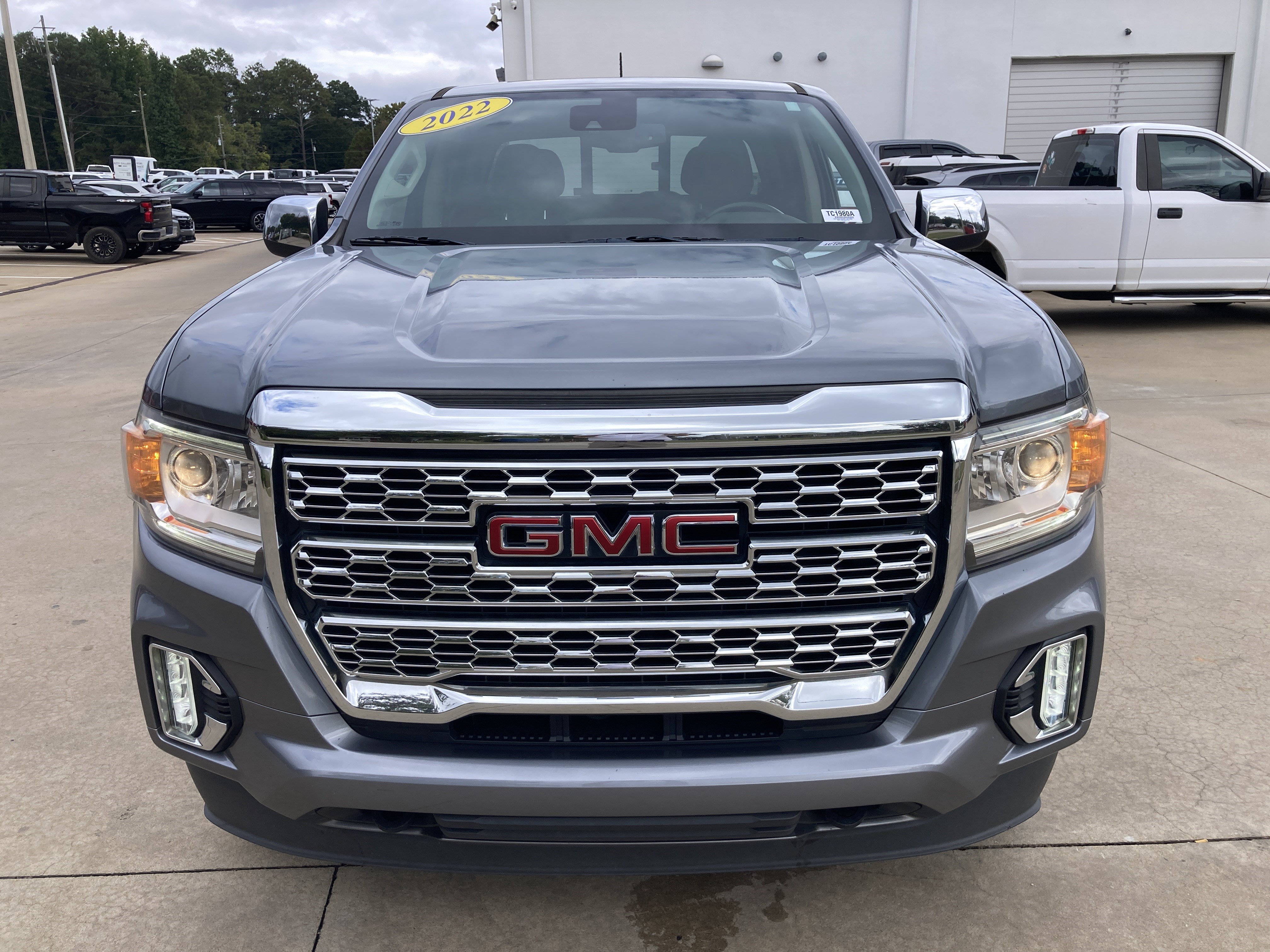 Used 2022 GMC Canyon Denali RWD image 2
