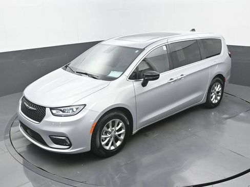 Used 2026 Chrysler Pacifica Limited FWD image 31