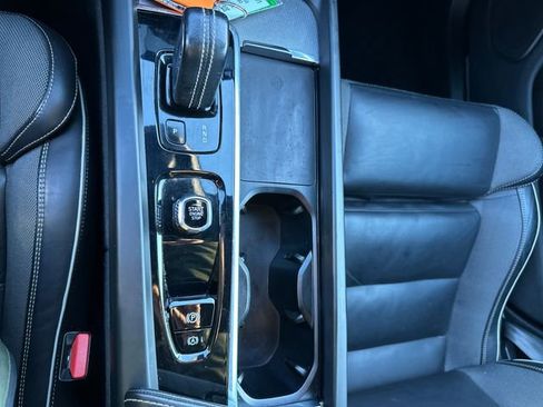 Used 2022 Volvo XC60 B5 R-Design w/ Advanced Package image 17