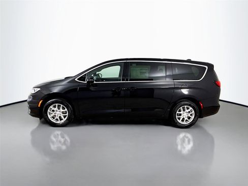 New 2026 Chrysler Pacifica Select image 4
