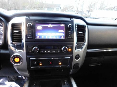 Used 2019 Nissan Titan SV w/ SV Convenience Package image 11