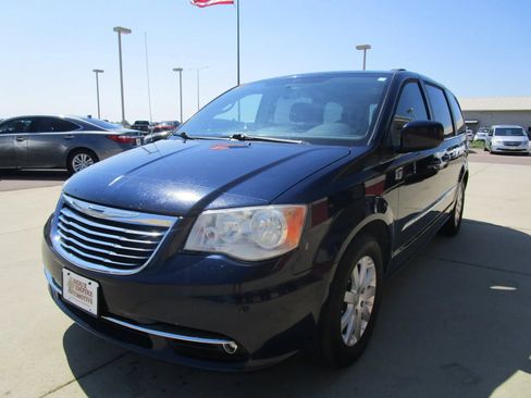Used 2014 Chrysler Town & Country Touring FWD image 5