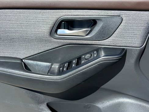 Used 2023 Nissan Rogue SV image 12