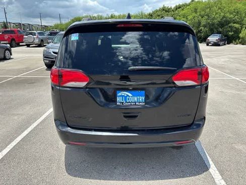 Used 2019 Chrysler Pacifica Limited w/ Advanced Safetytec Group FWD image 4