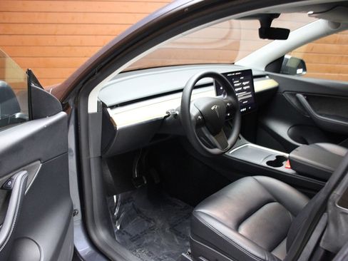 Used 2022 Tesla Model Y Long Range image 22