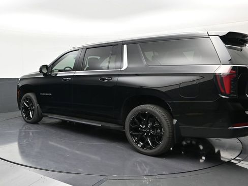 Used 2025 Chevrolet Suburban LT RWD image 3