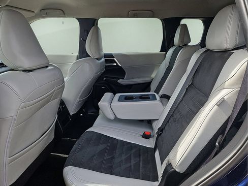Used 2025 Mitsubishi Outlander AWD image 12