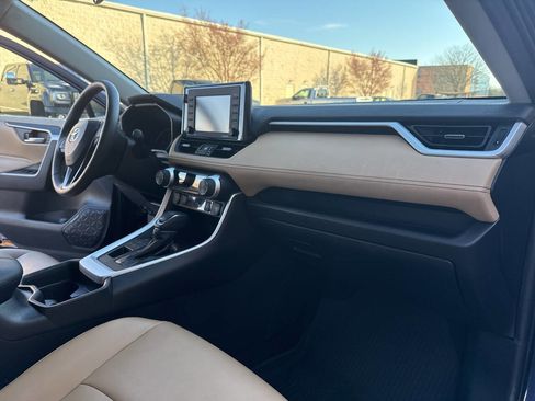 Used 2020 Toyota RAV4 XLE Premium image 35