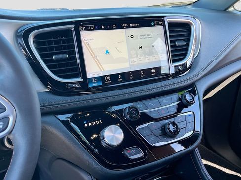 Certified 2024 Chrysler Pacifica Pinnacle image 15